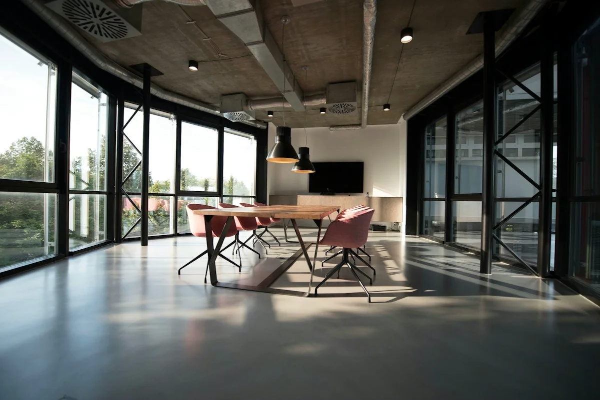 Birlikte çalışmaya açık, aydınlık ofis ortamı